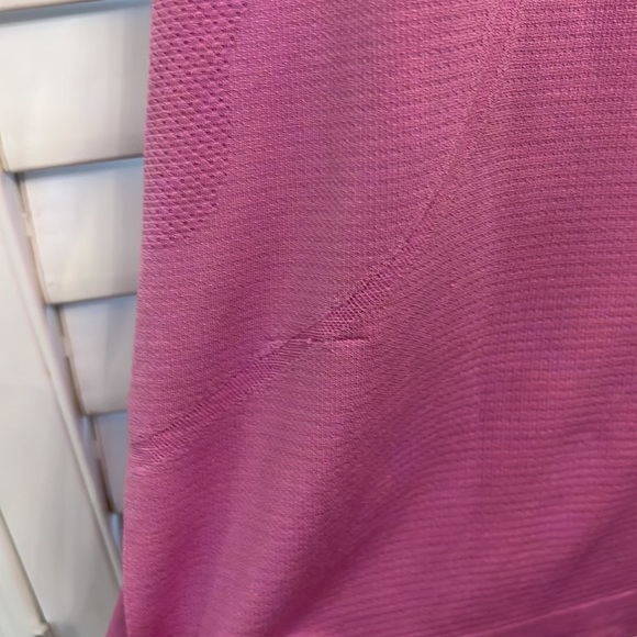 Pink tank small pull on front. Size 10 I think. No longer has tag - Picture 2 of 4